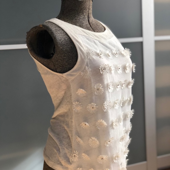 Ann Taylor White Daisy Appliqué Shell - Picture 2 of 5